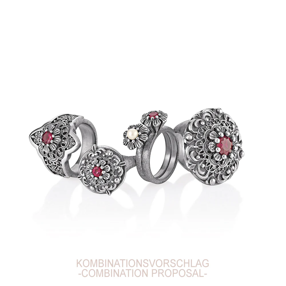 Queen Lisbeth kleiner Ornament Ring mit facettiertem Rhodolith – Bild 6