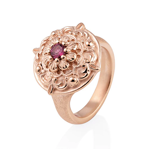 Queen Lisbeth kleiner Ornament Ring mit facettiertem Rhodolith – Bild 2